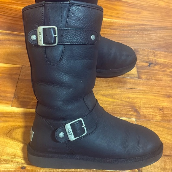 UGG Kensington Sutter Boots in Black Leather ✨ - Picture 6 of 8